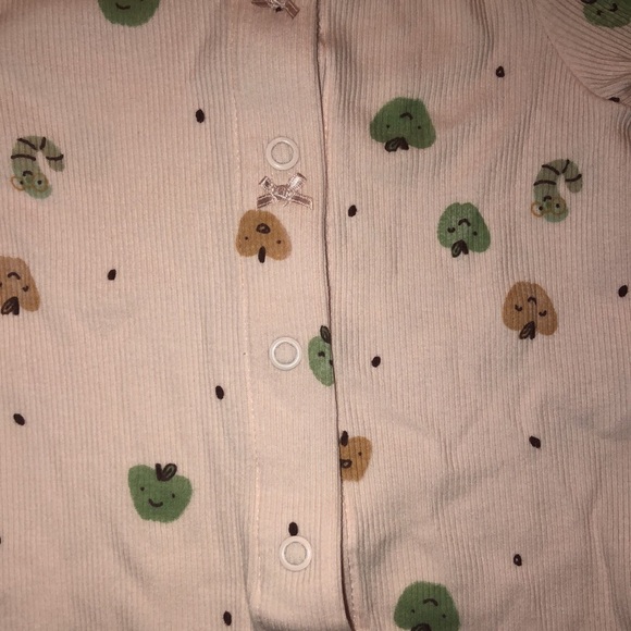 Baby girl, six month button front onesie - Picture 4 of 4